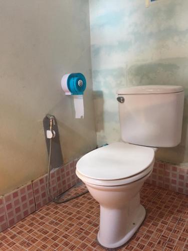 高兰安达曼湾简易别墅的一间位于客房内的白色卫生间的浴室