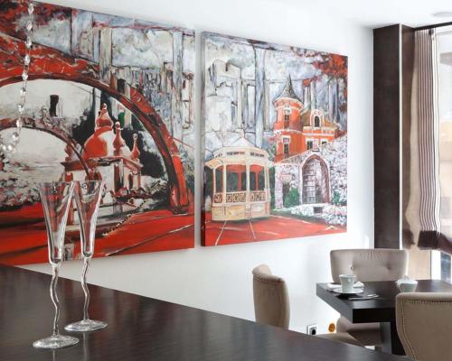 庞巴尔卡达尔酒店的墙上有三幅画的用餐室