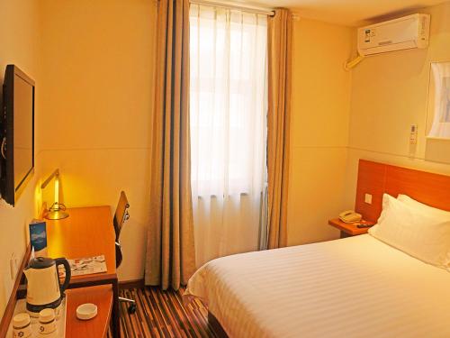 大同金广快捷酒店大同南环路店的酒店客房设有床和窗户。