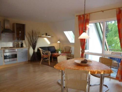 卡尔斯哈根Ferienwohnung Heiden _ 100m bis zu的厨房、带桌子的客厅和用餐室