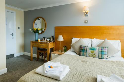牛津牛津乔治酒店的酒店客房,配有带毛巾的床