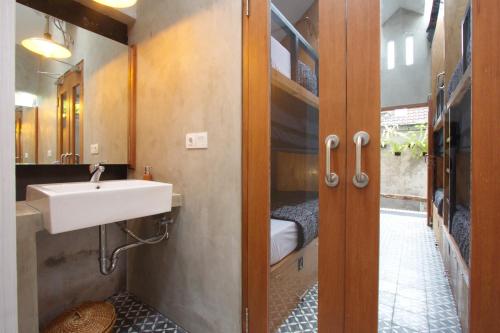 乌布森夏恩老房子旅舍的一间带水槽和镜子的浴室