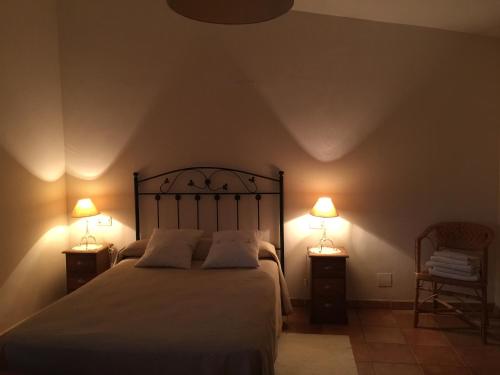 AbayLos Abetos的一间卧室配有一张带两盏灯的床。