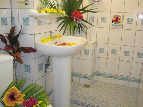 特鲁欧克比赫斯基辛别墅公寓的浴室内装有鲜花的水槽