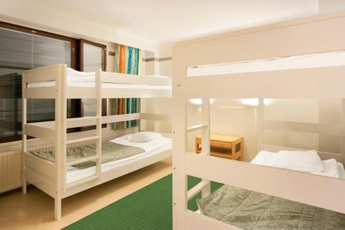 普轮卡Spa酒店客房内的一张或多张双层床