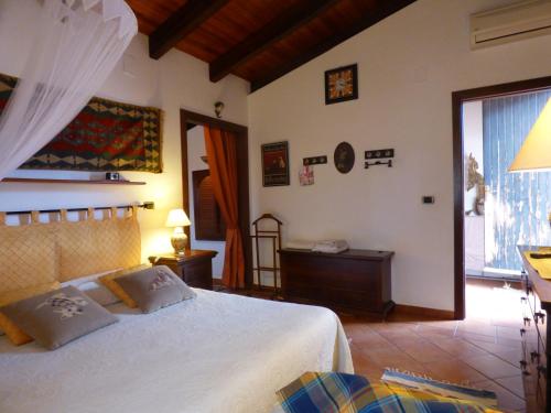 奇尼斯Villa Amalia - mansarda的卧室设有一张白色大床和一扇窗户。