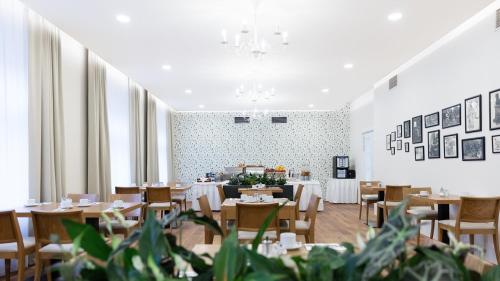布拉格斯古瓦伊格酒店的一间带桌椅和吊灯的用餐室