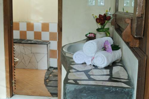 帕朗特里蒂斯普里布拉塔度假村的一间设有毛巾的浴室,位于玻璃架上