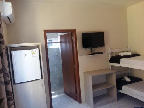佩尼亚Hotel Rochamar的小房间设有一张床和电视