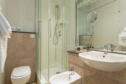 利多迪耶索罗克罗齐迪马尔他酒店的一间带水槽、卫生间和淋浴的浴室