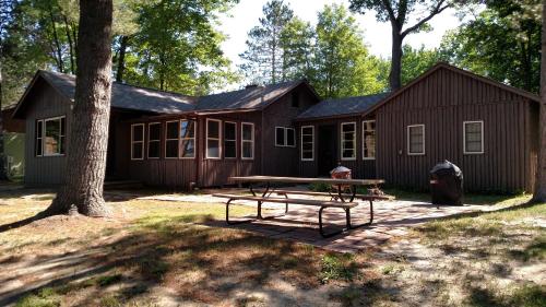 卡尔卡斯卡Log Cottage on Blue Lake的小屋前方设有野餐桌