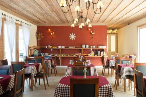 蒂拉登特斯堂吉诃德旅馆的餐厅拥有红色的墙壁和桌椅