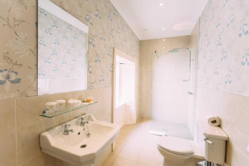 西班牙角Armada House的白色的浴室设有水槽和卫生间。