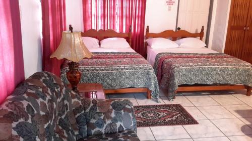 Speyside榜首山景宾馆的一间带两张床和一张沙发的客厅