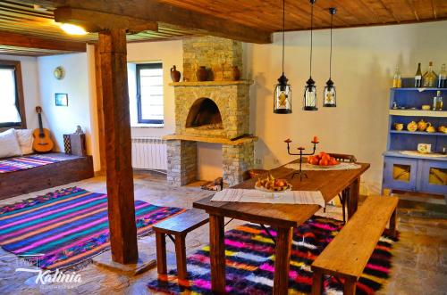 科瓦切维卡Kalinia Guesthouse B&B的客厅配有桌子和壁炉