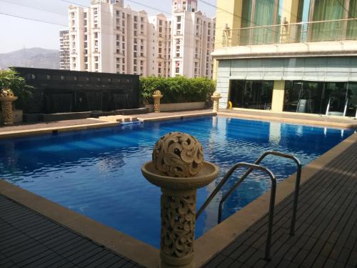 纳威孟买孟买皇家郁金香酒店的一座建筑物中央的游泳池