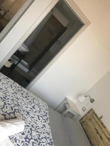 塔尔奎尼亚Il Torrione的一间卧室设有一张床和一个窗口