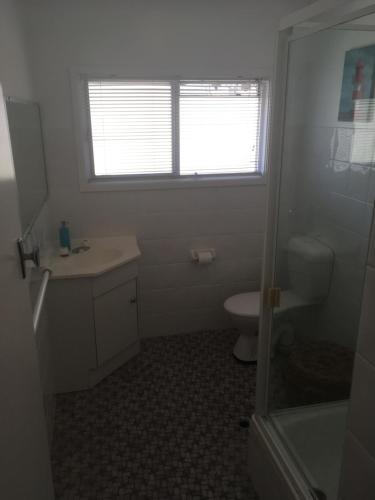 尼尔森湾图莫瑞公寓的一间带水槽和卫生间的浴室以及窗户。