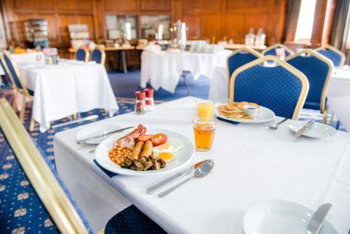 卡迪夫加的夫皇家酒店的一张桌子上放着一盘早餐食品