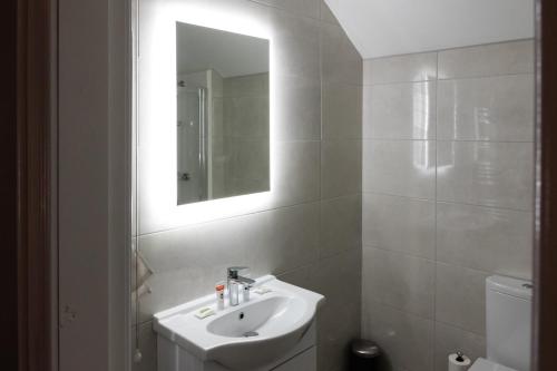 DunmoyleThe Tailor's House Guest Rooms的白色的浴室设有水槽和镜子