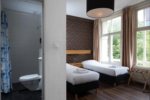 阿姆斯特丹阿姆斯特丹酒店的酒店客房带两张床和一间浴室