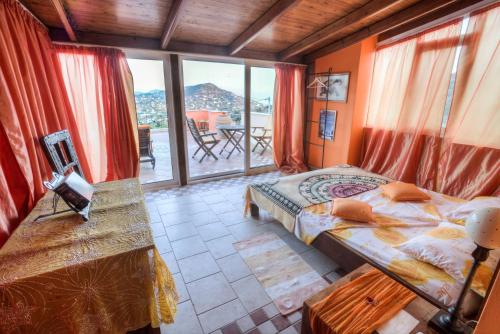 阿基亚码头卡萨帝卢斯酒店的一间卧室设有一张床和一个大窗户