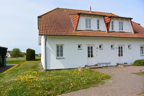 耐德西茨Ferienwohnung Landtraum的白色房子,有红色屋顶