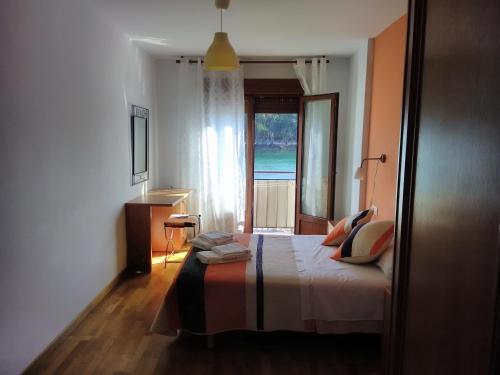 阿罗萨新镇Apartamentos la Pasarela的一间卧室设有一张床,享有海景
