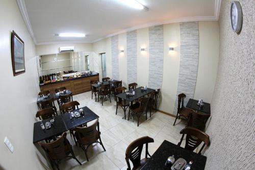 福塔莱萨Hotel Belem Fortaleza的餐厅内带桌椅的用餐室