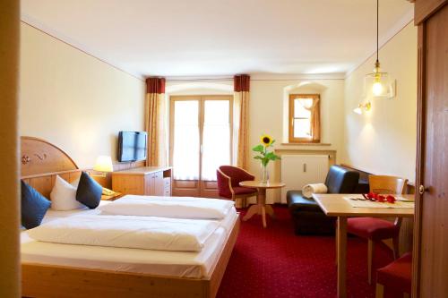 卑尔根萨尔茨堡霍夫酒店的酒店客房设有床和客厅。