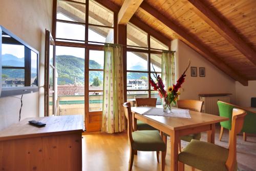 卑尔根萨尔茨堡霍夫酒店的一间带桌椅和窗户的用餐室