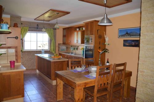 La ListadaVIVIENDA VACACIONAL Casa Tajinaste的厨房配有木桌和椅子