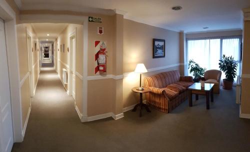 埃尔卡拉法特Hotel Kapenke的客厅配有沙发和桌子