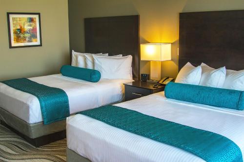 WyandotteRiver Bend Casino & Hotel的酒店客房 - 带两张带蓝色枕头的床