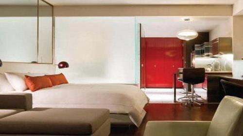 拉斯维加斯Palms Place Beautiful 51st Floor with Mountain Views的卧室配有白色的床和红色的门