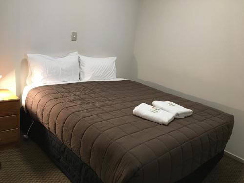卡罗尔汽车旅馆客房内的一张或多张床位