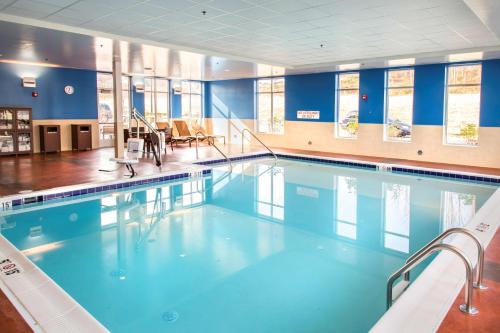 夏洛茨维尔夏洛茨维尔凯悦嘉轩酒店的蓝色海水大型游泳池
