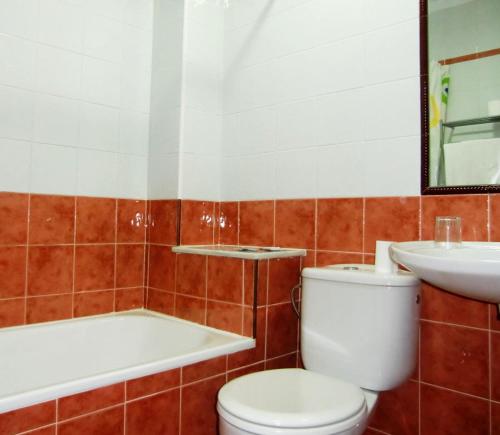 奇克拉纳－德拉弗龙特拉维拉别墅旅馆的浴室配有卫生间、盥洗盆和浴缸。