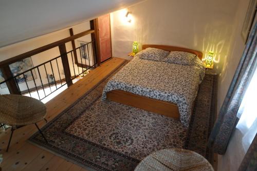 格雷奥利埃勒内格斯Au Pied du Château的一间卧室设有一张床和一个阳台