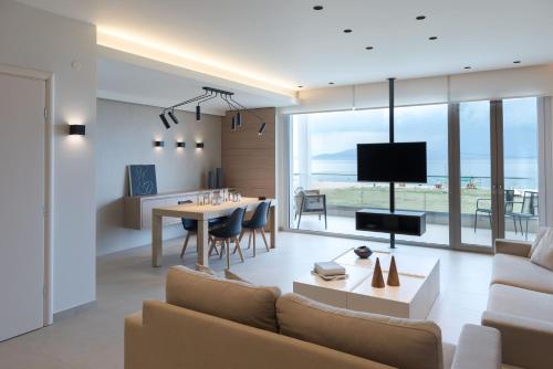 斯塔夫罗斯Fani Luxury Apartments Stavros的客厅配有沙发和桌子