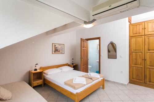 斯拉诺Guest House Rajic的一间带大床的卧室和一间浴室