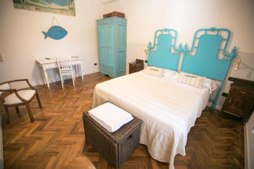 里帕尔贝拉b&b ocagiuliva的一间卧室配有一张蓝色的床和一张桌子
