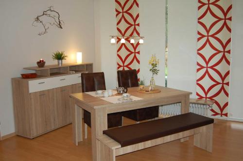 韦斯特尔斯特德Ferienwohnung_Beethovenstrasse的一间带桌子的用餐室和一间厨房