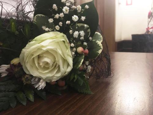 SilistraПансион Роди的桌子上一束白色花和植物