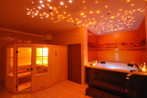 米科瓦伊基圣莫尼卡酒店 的带浴缸和天花板圣诞灯的浴室。