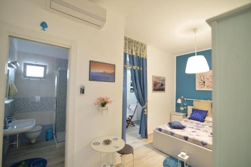 滨海波利尼亚诺Dimora Pascali Holiday - " Home & Relax "的一间带床的小卧室和一间浴室