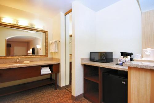 圣迪马斯圣迪马斯贝斯特韦斯特套房酒店的一间带水槽和镜子的浴室