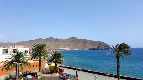 大塔拉哈尔Fuerteventura in Loft的享有棕榈树海滩和大海的景色