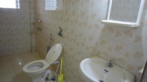 卡兰古特Mariano Gracinda resort的一间带卫生间和水槽的浴室