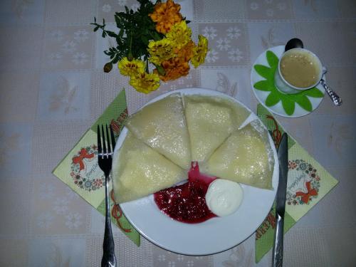 斯拉夫西克科洛德瑞兹弗山林小屋的桌上放着一块食物的盘子